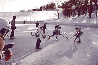 photo kids playing hocke